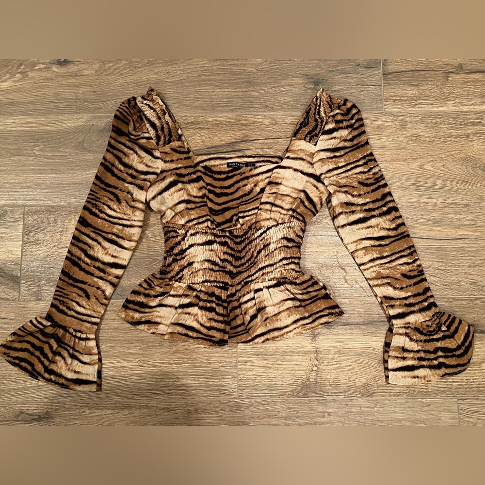 Nasty Gal Long Sleeve Tiger Print Shirt $4 Size 2. Excellent condition.